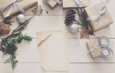 Yaratıcı hobi arka plan. El yapımı kutusunda mevcut Noel'e hazırlanmak