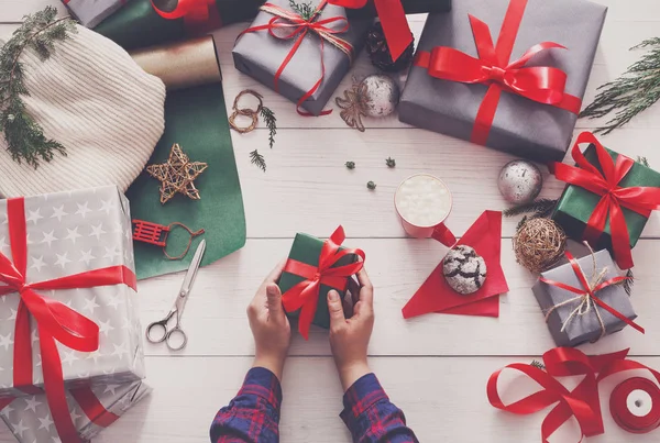 Pasatiempo creativo. Envoltura moderna caja de regalo de Navidad hecha a mano — Foto de Stock