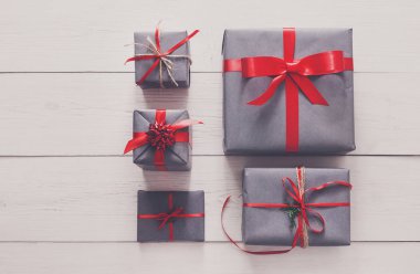 Beyaz ahşap zemin üzerinde Noel hediyesi kutularının Üstten Görünüm