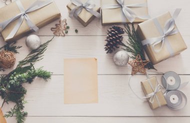 Yaratıcı hobi arka plan. El yapımı kutusunda mevcut Noel'e hazırlanmak