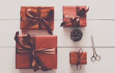 Beyaz ahşap zemin üzerinde Noel hediyesi kutularının Üstten Görünüm