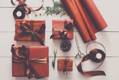 Beyaz ahşap zemin üzerinde Noel hediyesi kutularının Üstten Görünüm