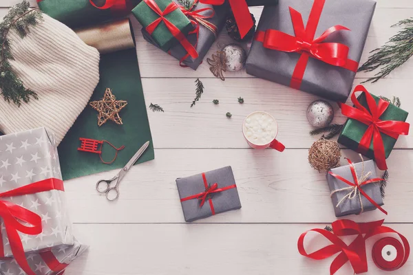 Вид зверху на різдвяні подарункові коробки на фоні білого дерева — стокове фото