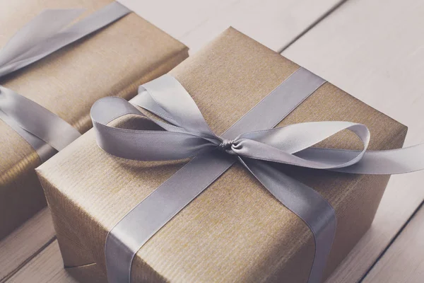 Envoltura de regalo. Navidad moderna presente en cajas —  Fotos de Stock