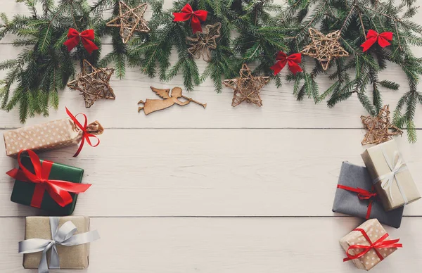 Çelenk çerçeve arka plan christmas dekorasyon ve hediye kutuları — Stok fotoğraf