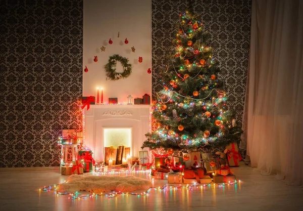 Χριστουγεννιάτικο δωμάτιο εσωτερικό σχεδιασμό, στολισμένο δέντρο φώτα γιρλάντα — Φωτογραφία Αρχείου