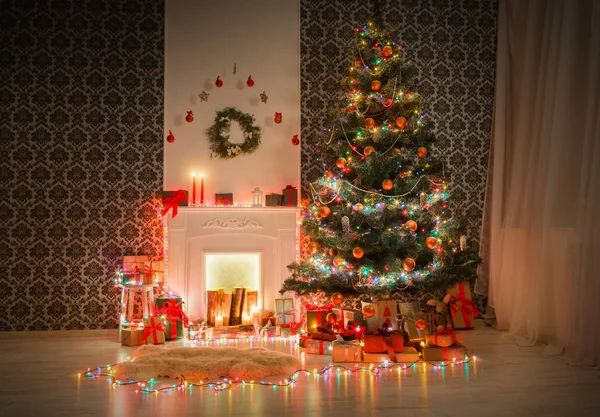 Quarto de Natal design de interiores, árvore decorada em luzes guirlanda — Fotografia de Stock