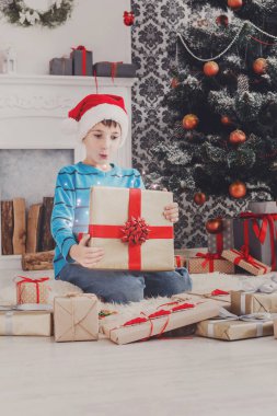 Santa şapka çıkartıyorum Noel hediyelerini şirin mutlu çocuk