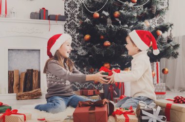 Mutlu çocuklar santa şapka çıkartıyorum Noel hediyeleri