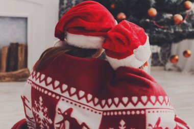 Yakın Noel ağacı, Noel Baba şapkaları çocuklarda tatil için bekleyin