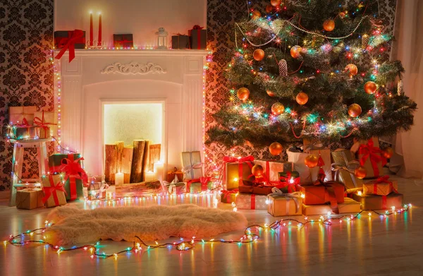 Vánoční pokoj interiérový design, vyzdobený strom v věnec světel — Stock fotografie