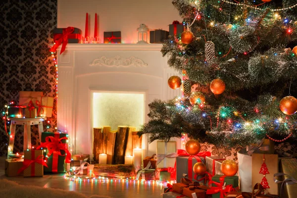 Diseño interior de la habitación de Navidad, árbol decorado con luces de guirnalda —  Fotos de Stock