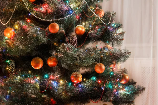 Zdobené krásné vánoční strom v zářící světla — Stock fotografie