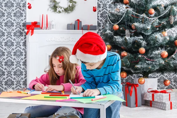 Lindos niños escribiendo carta a santa, esperar la Navidad —  Fotos de Stock
