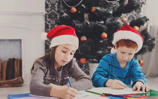 Los niños escriben carta a Santa Claus, esperan la Navidad —  Fotos de Stock