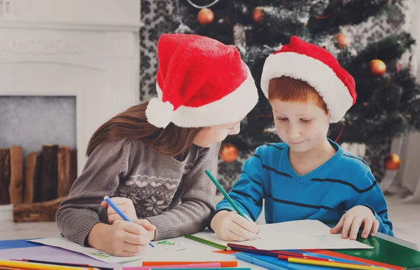 Los niños escriben carta a Santa Claus, esperan la Navidad —  Fotos de Stock