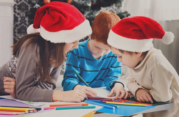 Los niños escriben carta a Santa Claus, esperan la Navidad —  Fotos de Stock