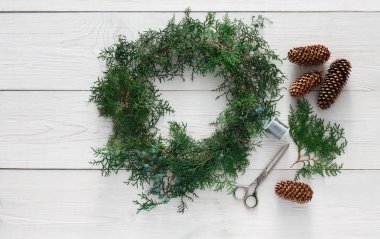 Yaratıcı DIY hobi. El yapımı craft Noel dekorasyon, süsleme ve çelenk