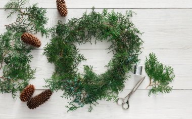 Yaratıcı DIY hobi. El yapımı craft Noel dekorasyon, süsleme ve çelenk
