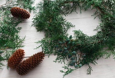 Yaratıcı DIY hobi. El yapımı craft Noel dekorasyon, süsleme ve çelenk