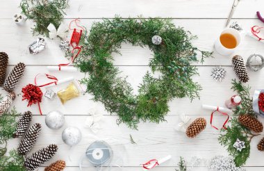 Yaratıcı DIY hobi. El yapımı craft Noel dekorasyon, süsleme ve çelenk