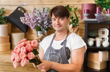 Adam asistanı olarak çiçek Dükkanı teslim olun gül buketi