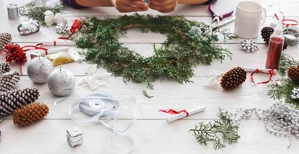 Diy hobby creativo. Artesanía artesanal decoración de Navidad, adorno y guirnalda — Foto de Stock