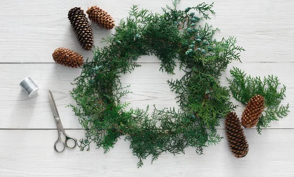 Yaratıcı DIY hobi. El yapımı craft Noel dekorasyon, süsleme ve çelenk