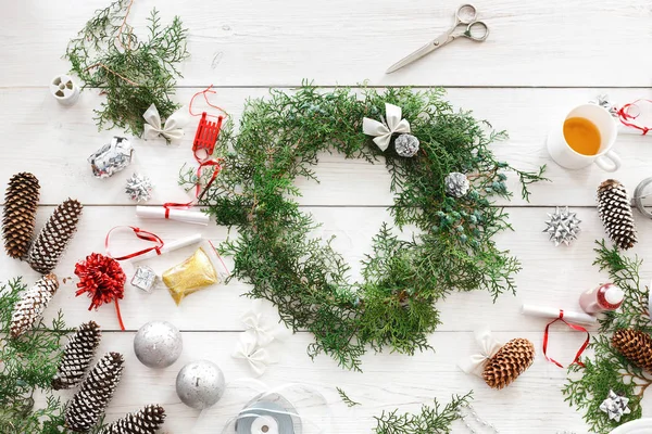 Diy kreatív hobbi. Kézzel készített kézműves karácsonyi dekoráció, Dísz, és garland — Stock Fotó