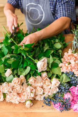 Adam asistanı olarak çiçek Dükkanı teslim olun gül buket tatlı