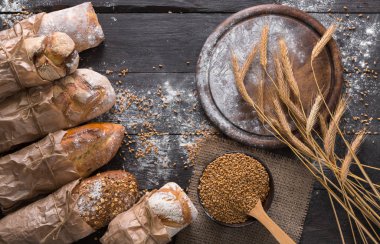 Ekmek fırın arka plan. Kahverengi ve beyaz buğday tahıl somun kompozisyon