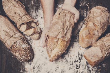 Fırın kavramı arka plan. Ekmek somun ellerini tutun