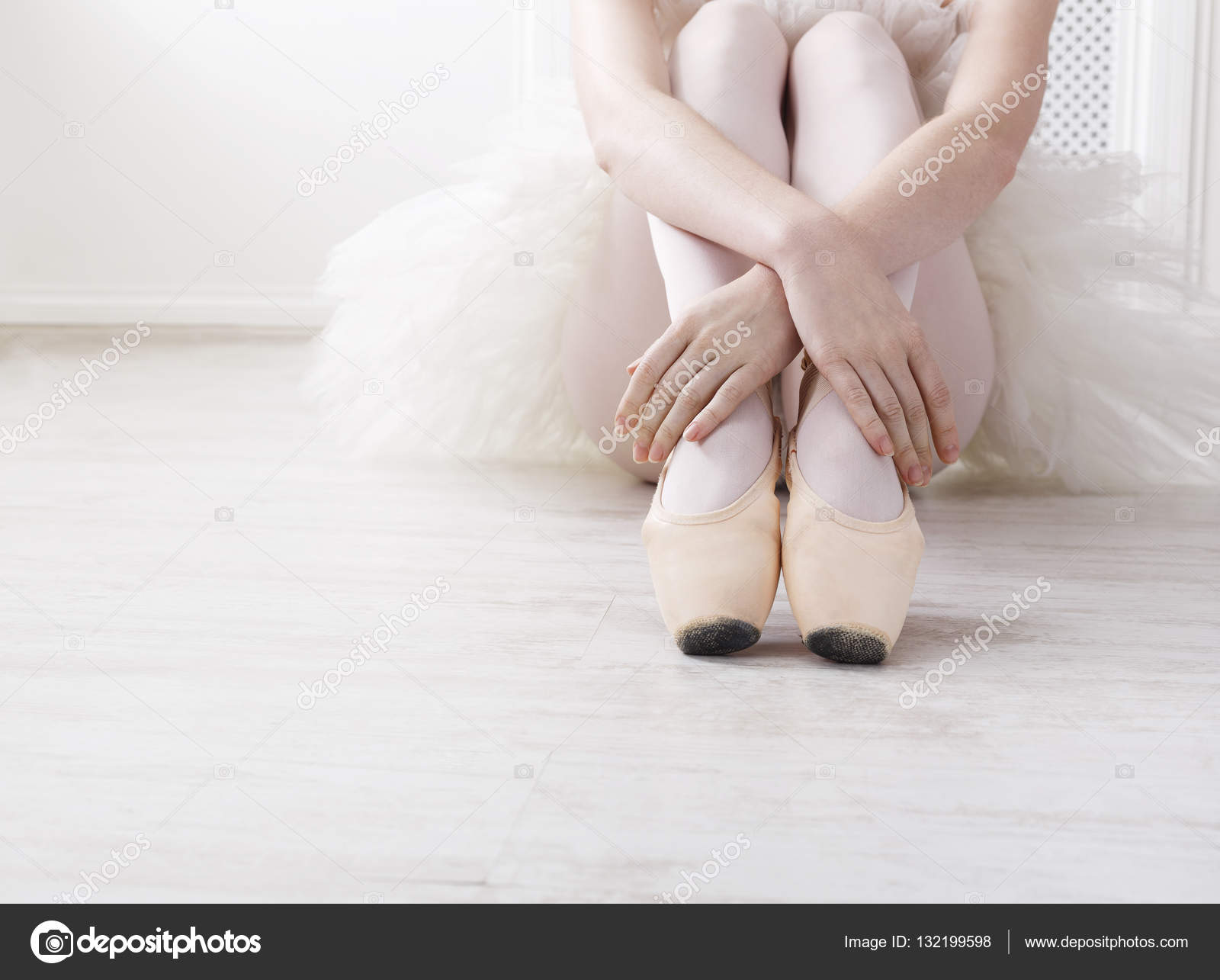Ballerina zet op pointe ballet schoenen, sierlijke poten ⬇ Stockfoto ...