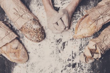 Fırın kavramı arka plan. Eller ve türlü ekmek somun