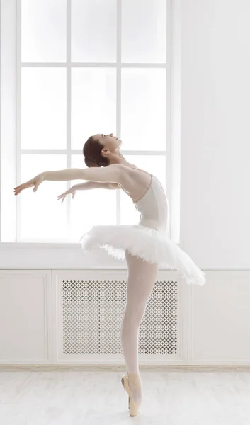 Ballerine piękny taniec w pozycji balet — Zdjęcie stockowe