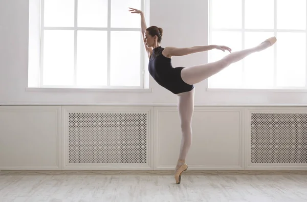 Beautiful ballerine stands in arabesque ballet position — Stock Photo, Image