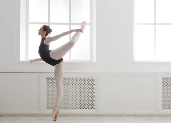 Schöne Ballerine steht in arabischer Ballettposition — Stockfoto