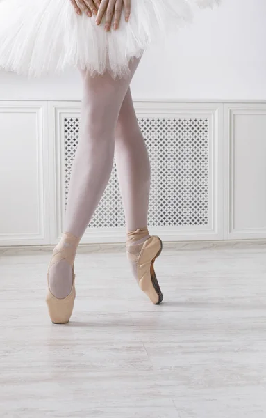 Bailarina se pone zapatos de ballet puntiagudos, piernas elegantes —  Fotos de Stock