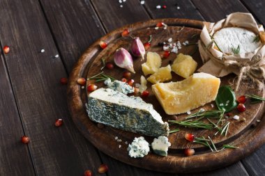 Rustik ahşap, mavi rokfor, brie ve parmesan peynir delikatessen