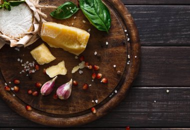 Rustik ahşap, brie ve parmesan peynir delikatessen portre