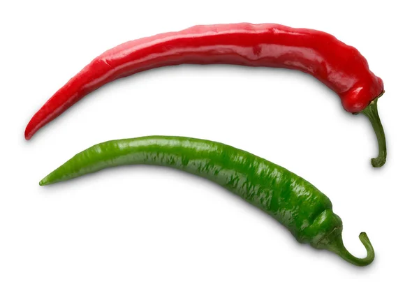 Dos chiles verdes y rojos aislados sobre fondo blanco — Foto de Stock