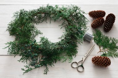 Yaratıcı DIY hobi. El yapımı craft Noel dekorasyon, süsleme ve çelenk