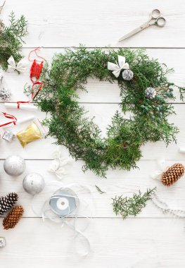 Yaratıcı DIY hobi. El yapımı craft Noel dekorasyon, süsleme ve çelenk