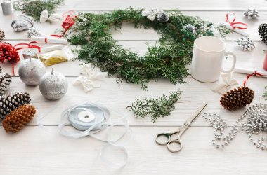 Yaratıcı DIY hobi. El yapımı craft Noel dekorasyon, süsleme ve çelenk