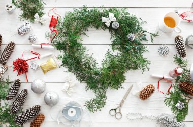 Yaratıcı DIY hobi. El yapımı craft Noel dekorasyon, süsleme ve çelenk