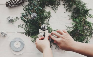 Yaratıcı DIY hobi. El yapımı craft Noel dekorasyon, süsleme ve çelenk