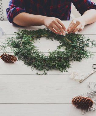 Yaratıcı DIY hobi. El yapımı craft Noel dekorasyon, süsleme ve çelenk