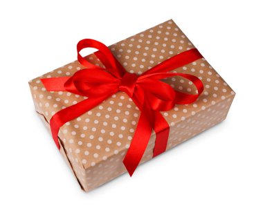 Noel tatil hediye kutusunda benekli kağıt üzerinde beyaz izole