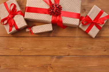 Ahşap çerçeve arka plan üzerinde hediye kutuları sunar