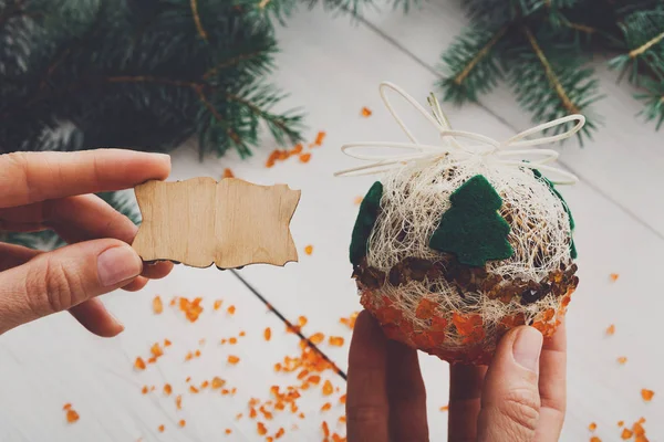 Diy hobby creativo. Artesanía artesanal bola de decoración de Navidad con árbol —  Fotos de Stock